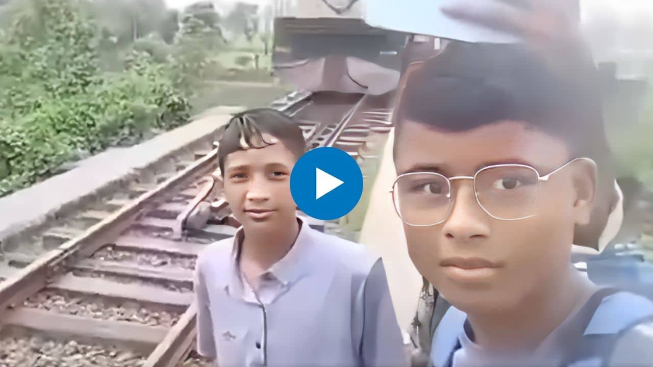 जीवावर बेतला सेल्फी, जागीच झाला मृत्यू - Shocking video of train
